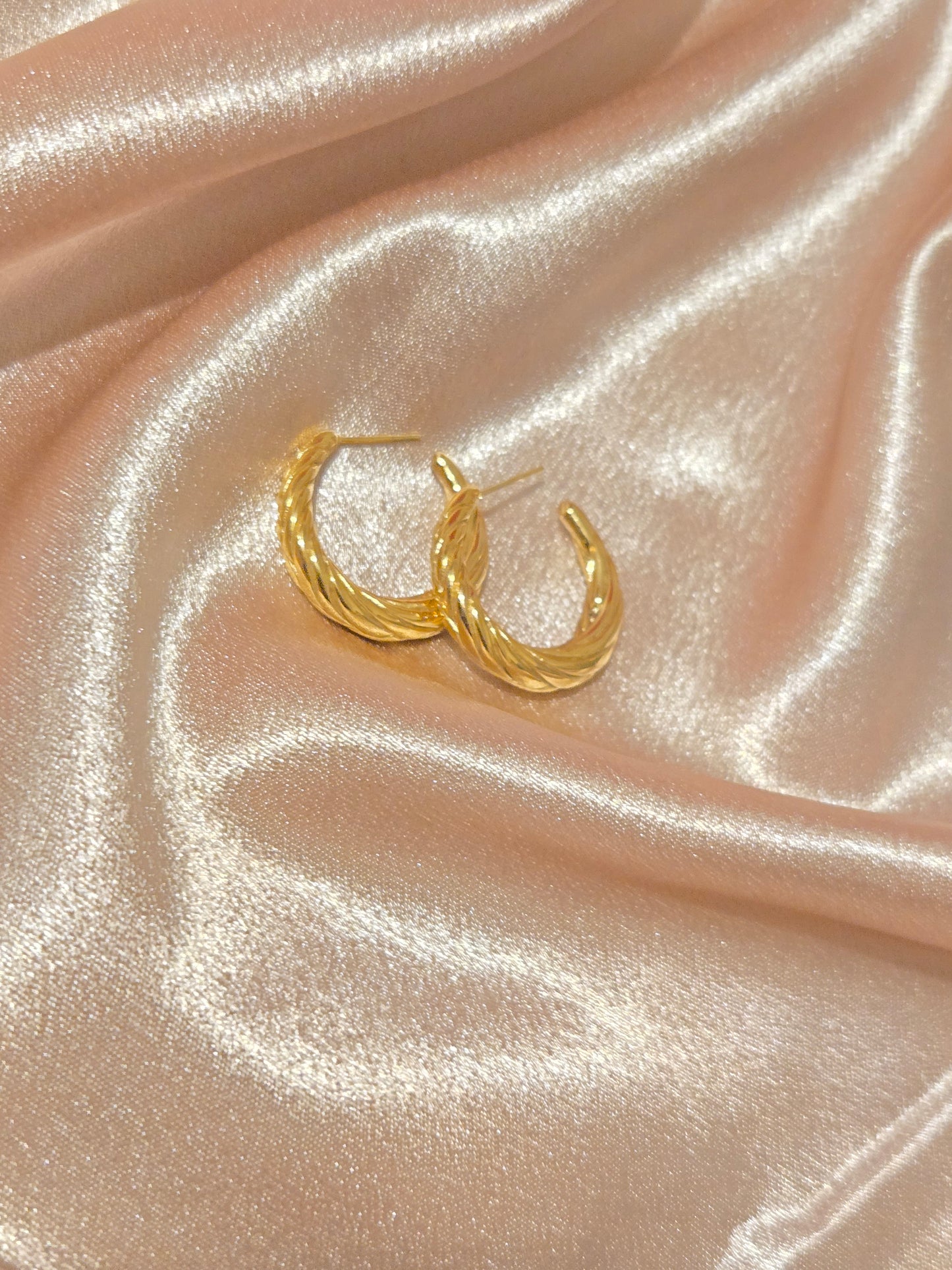 MONA Gold Hoop Earring - 18K Gold Plated
