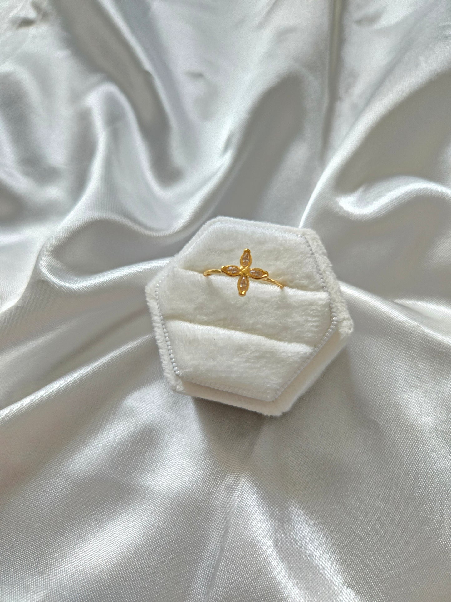 VANILLA White Flower Resizable Rings - Brass